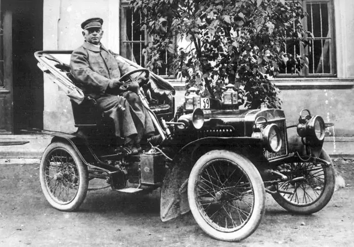 V automobilu značky Klement a Laurin ve Staré Bělé r 1907