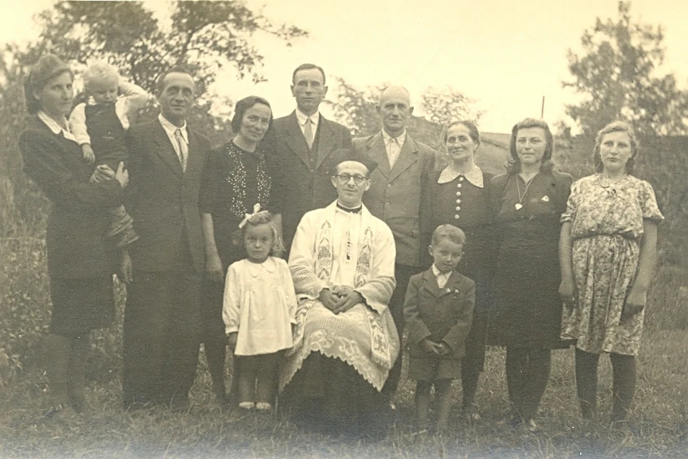 Foto s rodinou 15.8.1945 v den primice v Troubkách