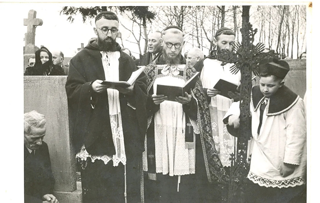 Foto misionářů, otců kapucínů při pohřbu 1950