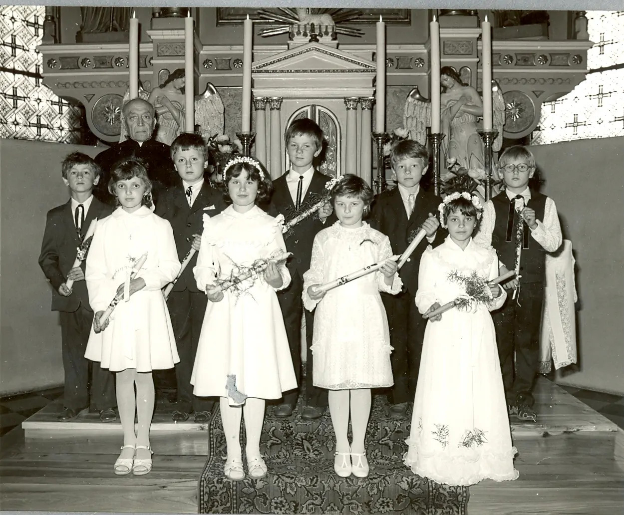 rok 1983 pokračující období útlaku věřících lidí a vyhrožování rodičům přihlašující dítě do náboženství "Jak chcete zastávat vedoucí funkci, když vaše děti chodí do kostela!